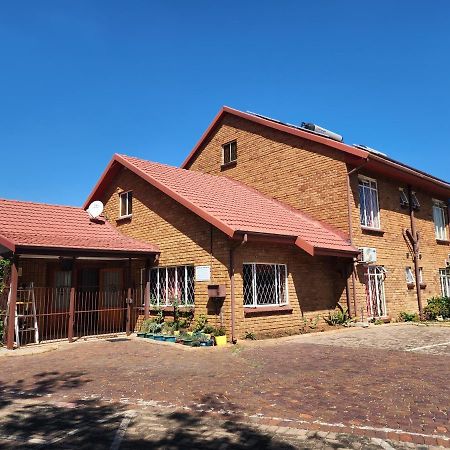 Southy Inn By The Lake Benoni Exterior foto