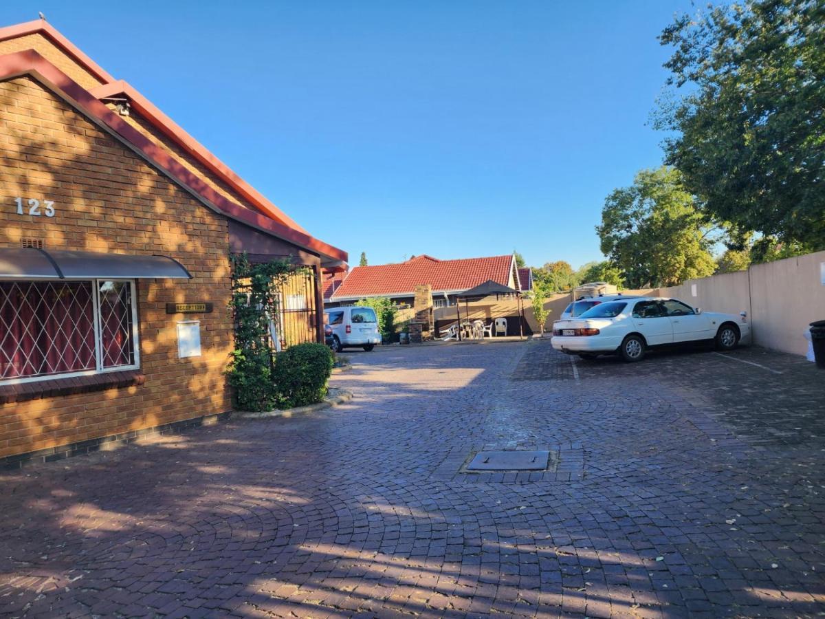 Southy Inn By The Lake Benoni Exterior foto