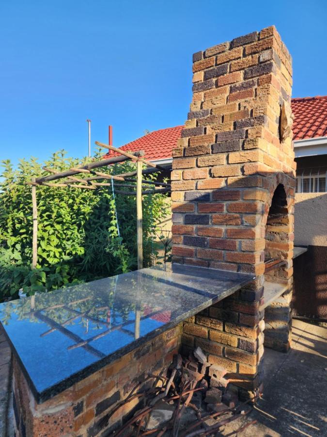 Southy Inn By The Lake Benoni Exterior foto